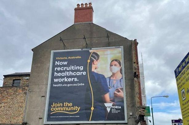 绝了！澳大利亚卫生部来爱尔兰挖人，在医院附近立广告牌招募医护人员