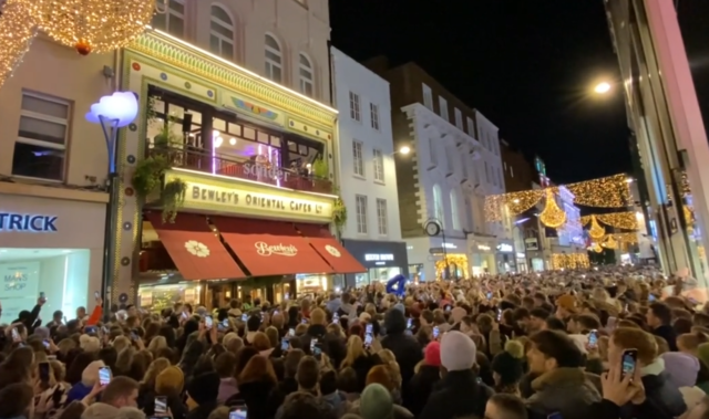 Dermot Kennedy昨晚在都柏林街头表演，粉丝们把格拉夫顿街挤爆了
