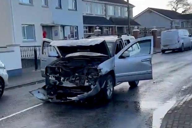 爱尔兰一小镇发生暴力冲突，6辆SUV受损，现场还发现一把砍刀