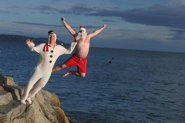 爱尔兰数百名游泳者冒着严寒在都柏林进行传统的圣诞节游泳活动