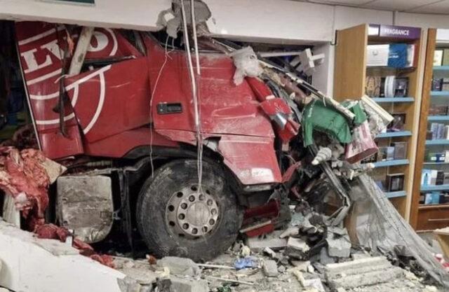 一辆卡车撞进一家药店，差点儿上演爱尔兰版的死神来了