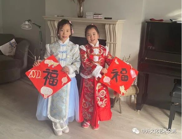 「世界因爱而生」2023全球春晚：华裔小姐妹用爱尔兰舞蹈欢庆中国年