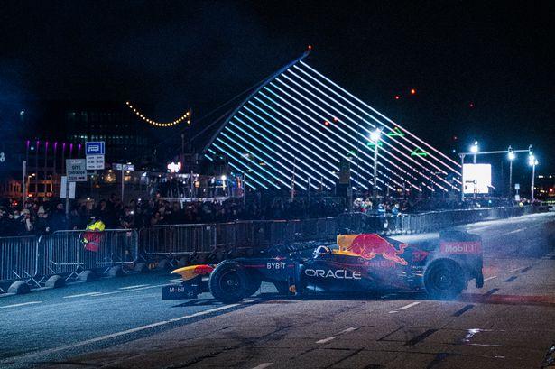 【图集】F1赛车手在都柏林码头的精彩表演让现场观众血脉偾张