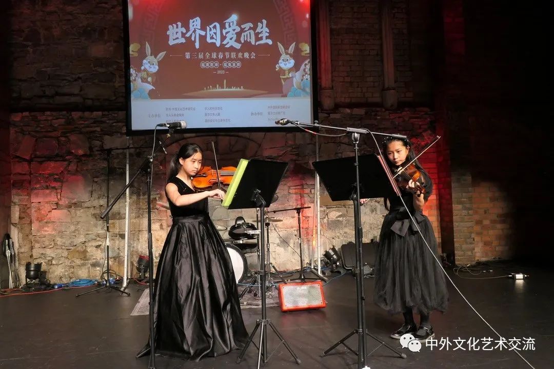 「世界因爱而生」2023全球春晚 Jennifer Zhang 与 Joyce Lin Zhang 的小提琴演奏