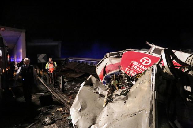 希腊两列火车迎头相撞，至少32人死亡，数十人受伤