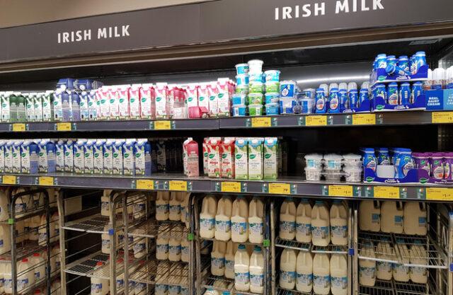 爱尔兰四家超市的在几个小时内相继下调牛奶价格
