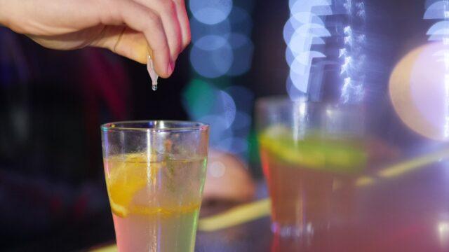根据爱尔兰新法规，在饮料中下药可能会被判10年监禁