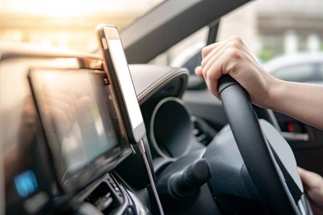 爱尔兰交通法漏洞：开车时看手机视频不构成违法行为