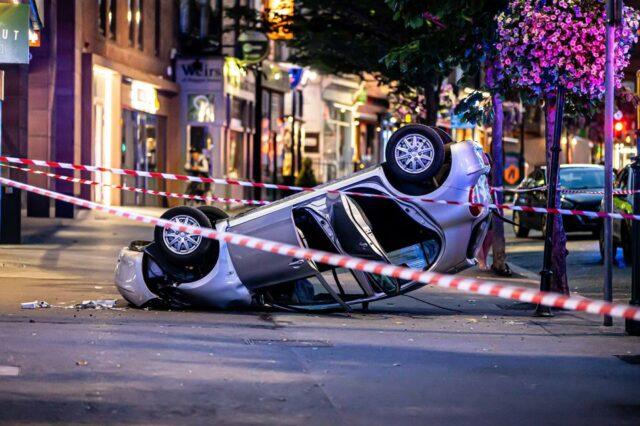 惊险！汽车从都柏林停车场二楼坠落，倒扣在街道上，乘客奇迹生还！