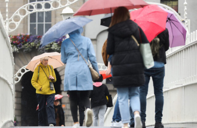 爱尔兰本周末天气温和潮湿，可能会有强降雨