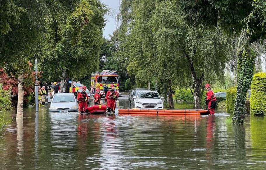暴雨袭击都柏林引发洪水，居民从Clontarf撤离