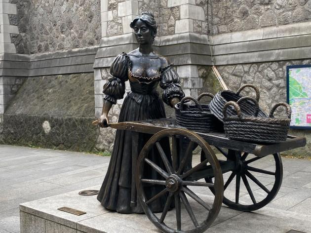 都柏林市中心知名寡妇雕像遭破坏，胸口被涂成黑色