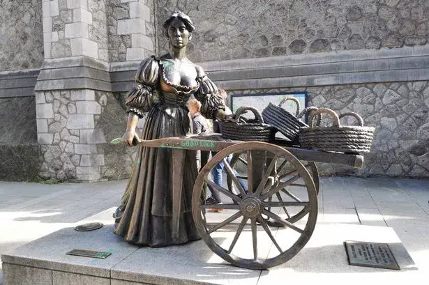 都柏林知名寡妇雕像再遭涂鸦，这回被涂成绿色