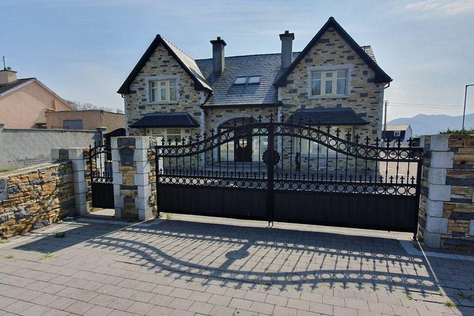 爱尔兰这栋250平豪宅没人敢买，起拍价仅为20万欧元