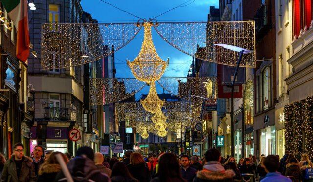 爱尔兰人等不及了，都柏林街道上已经出现了圣诞彩灯