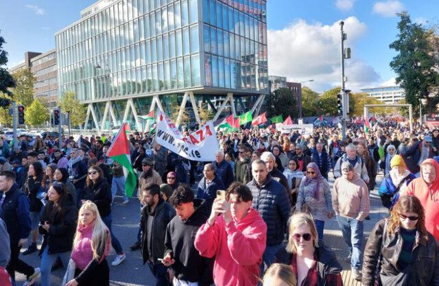 数千名抗议者在都柏林市中心游行支持巴勒斯坦