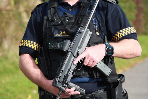 爱尔兰警方警告：“危险”黑帮目标藏匿Kildare小镇，可能持有枪支
