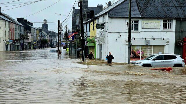 在遭遇40年来最严重洪水后，爱尔兰科克一小镇被淹