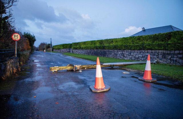 风暴“黛比”袭击爱尔兰，仍有8万户家庭和企业断电