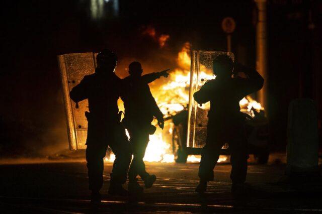 都柏林市中心发生暴乱，暴徒打砸商店，烧警车和轻轨