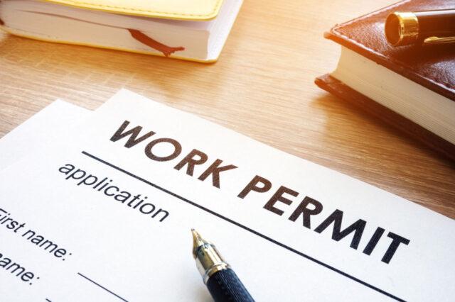 申请工作许可之前，需要向雇主确认哪几件事？