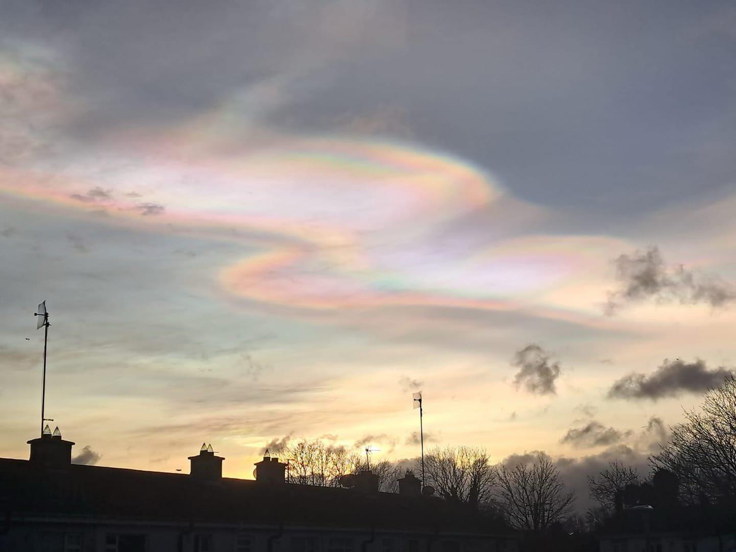 你也看见了吗？爱尔兰上空惊现罕见的“七彩祥云”