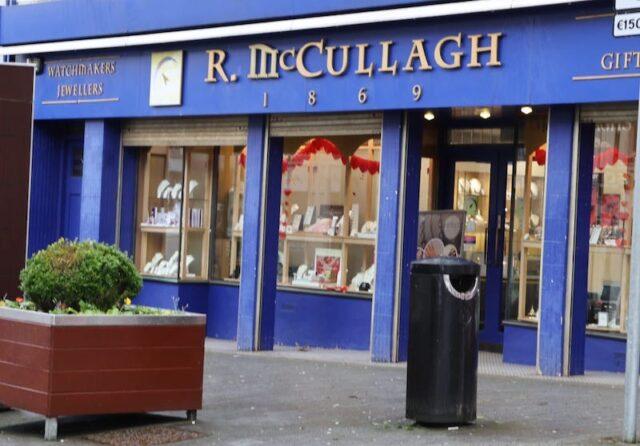 爱尔兰笨贼偷了两家珠宝店，拿走的全是空盒子……