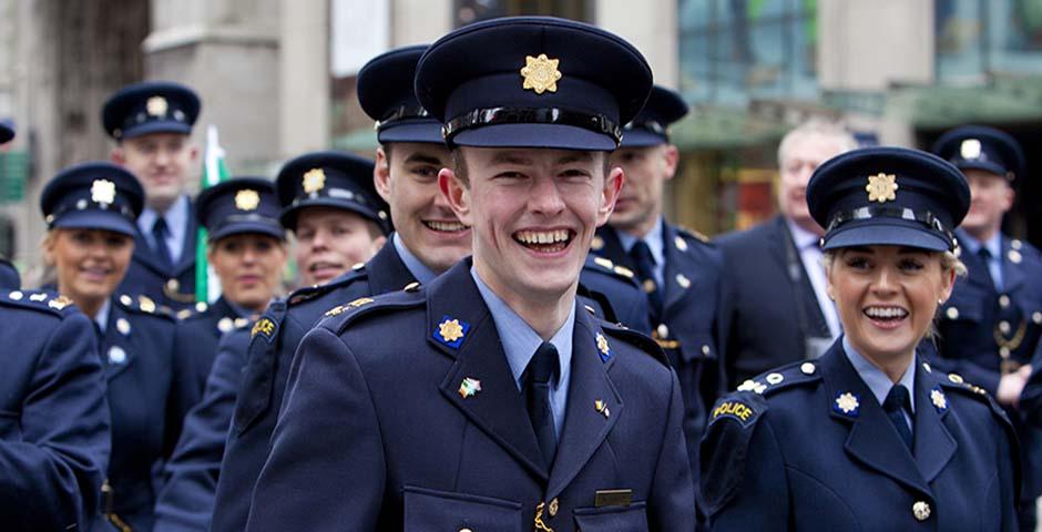 放宽了年龄限制后，爱尔兰喜迎6,300名警察申请者