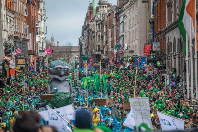 都柏林圣帕特里克节游行：绿色海洋背后的爱尔兰文化盛典