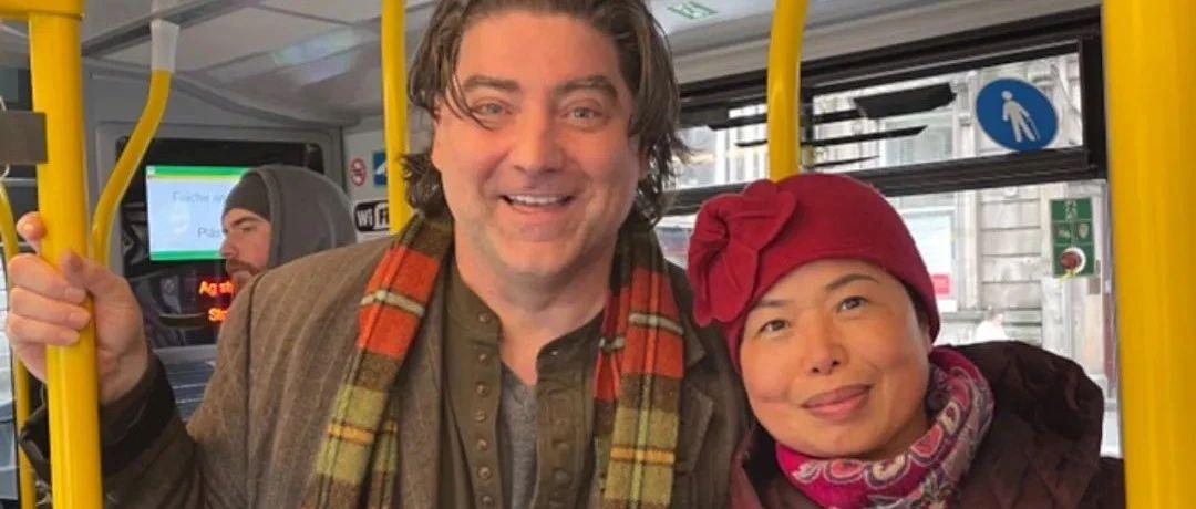 著名侨领陈秋梅和两位明星欢聚在都柏林的公交车上