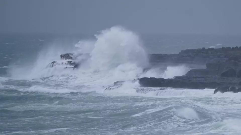 风暴凯瑟琳逼近爱尔兰，危机管理团队召开会议评估影响