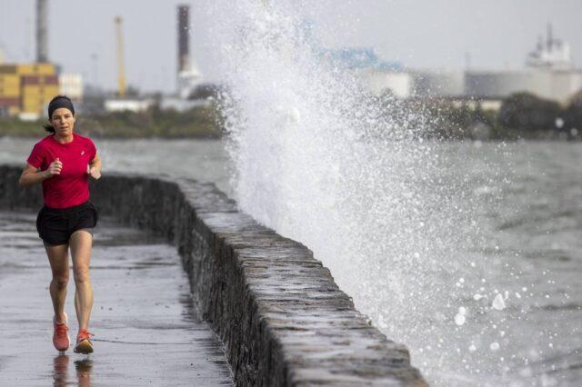 风暴凯瑟琳袭击爱尔兰：导致3.4万户断电，80个航班取消