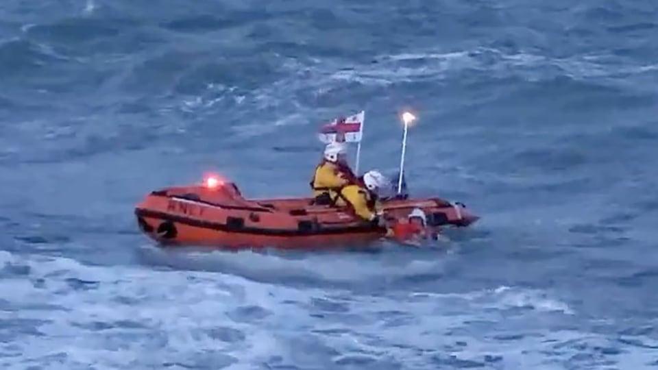 风暴奇迹：都柏林7岁小女孩借助夹克漂浮海上惊险获救