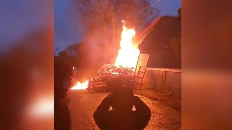 昨晚，爱尔兰Wicklow郡抗议活动引发冲突，6人被捕，3辆警车受损