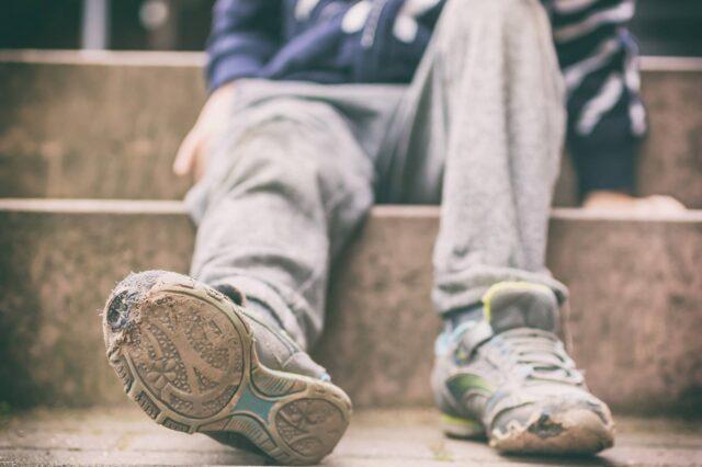 震惊！爱尔兰五分之一的儿童生活在买不起鞋子的家庭中