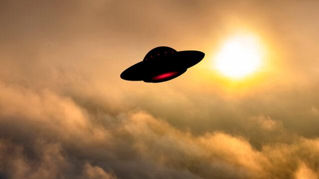 昨天凌晨，爱尔兰飞行员目击疑似UFO，幽默对话引爆网络