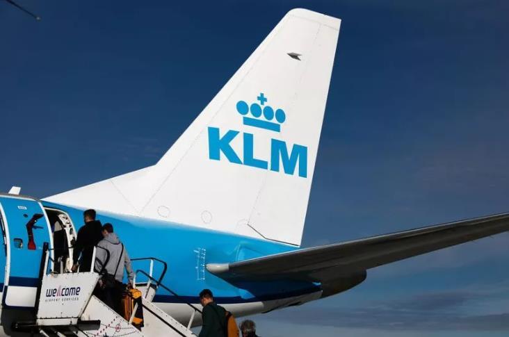 KLM航班惨剧：乘客目睹一男子被吸入飞机发动机当场身亡