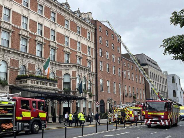 都柏林著名酒店Shelbourne发生火灾，员工和客人紧急撤离