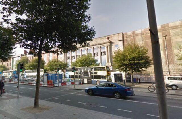 今天凌晨都柏林大柱子附近发生袭击事件，一名游客受重伤