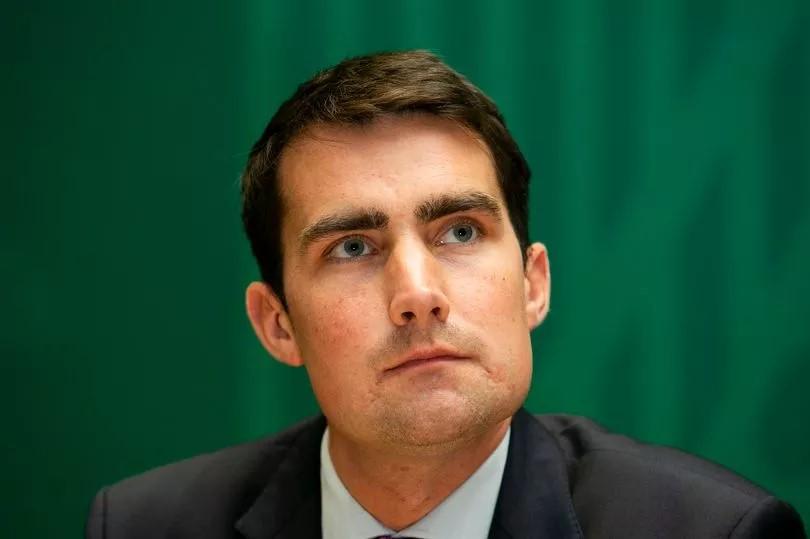 33岁财政部长上任，有望成为爱尔兰下一位同性恋总理