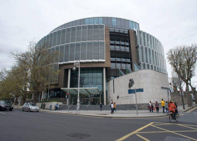 悲剧！爱尔兰女子精神失控刺死母亲，法院裁定无罪