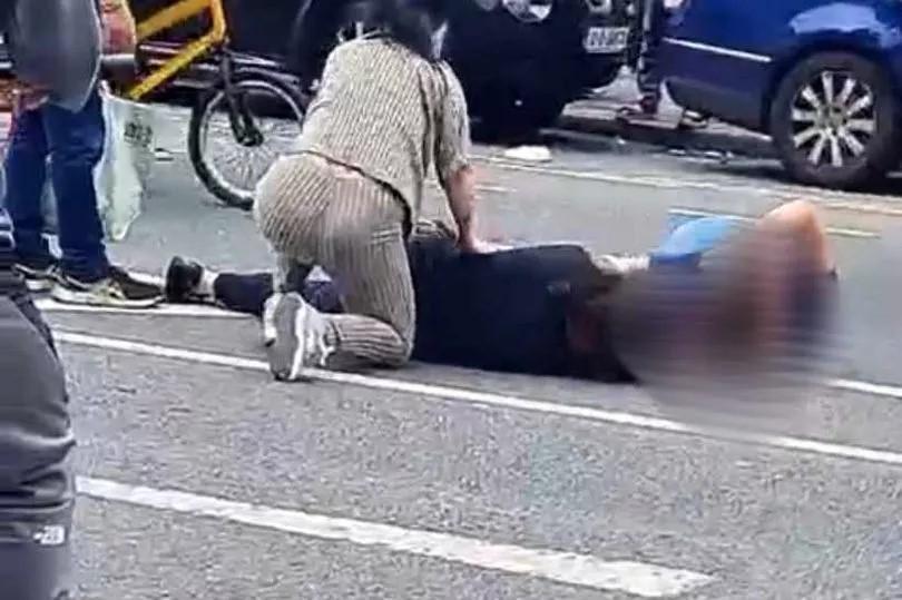 都柏林街头奇观：两女子慢动作互殴，路人都惊呆了！