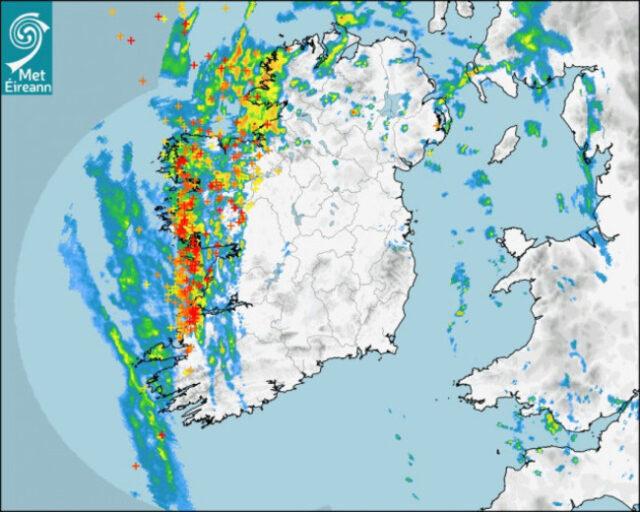 雷暴突袭爱尔兰西部！2万户家庭和企业瞬间陷入黑暗