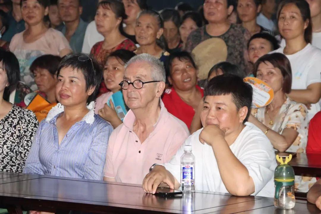 跨越山海的旋律，王燕与全球观众的心灵共鸣    心河流淌 “月是故乡明，心香沁中外”的女声独唱