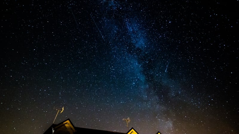 你需要做的只是仰望：爱尔兰今夏夜空的终极浪漫指南