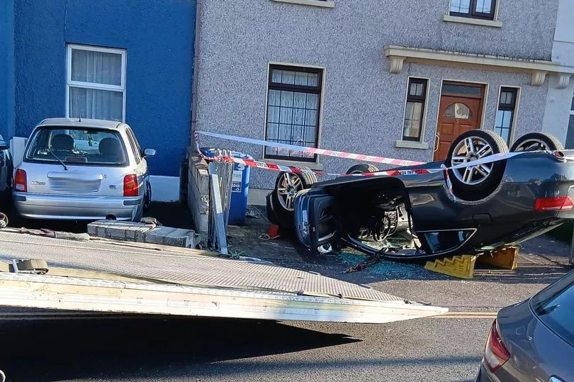 地震？原来是花园飞来一辆车！爱尔兰科克住宅区惊魂一刻
