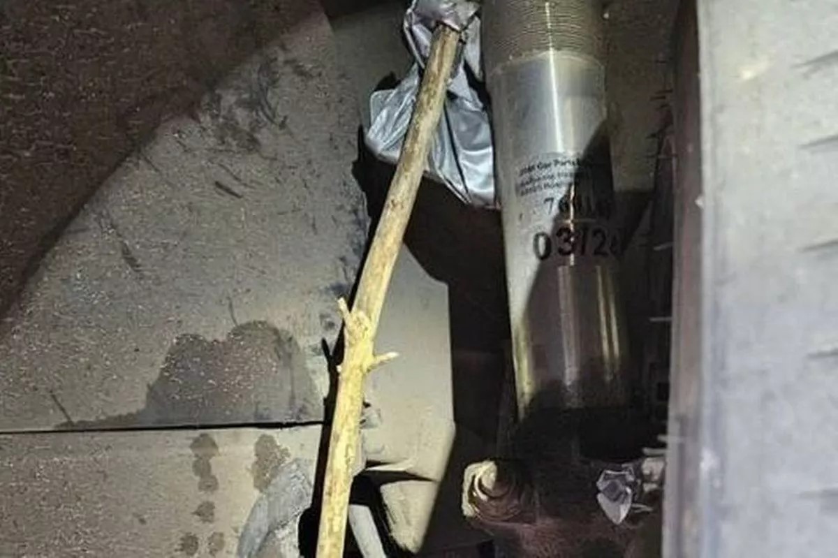 树枝＋胶带修汽车？爱尔兰NCT检测员看傻了：这是拿命开车！