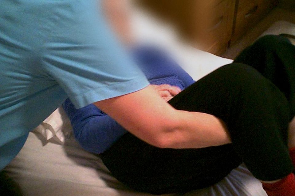 爱尔兰两家养老院被曝虐待老人，卧底记录下最黑暗的一幕！